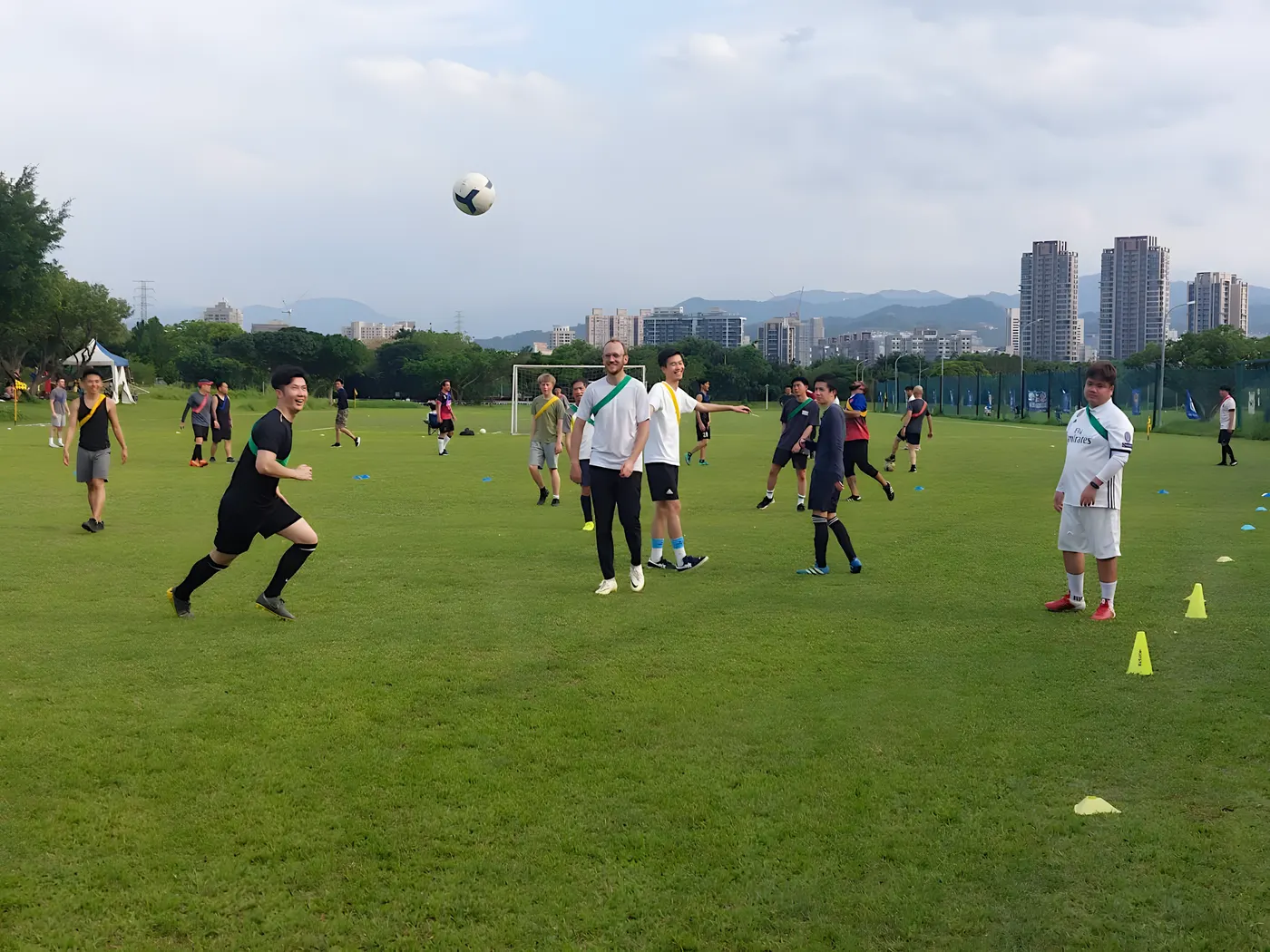 Un match de Terrible Football à Taipei, avec un ballon en l'air et des joueurs répartis sur le terrain
